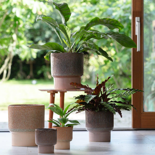 Midnight Ribbed Blumentopf - Blaues Steingut - Großer Pflanztopf - Ø 24,5 cm ↑ 28,5 cm