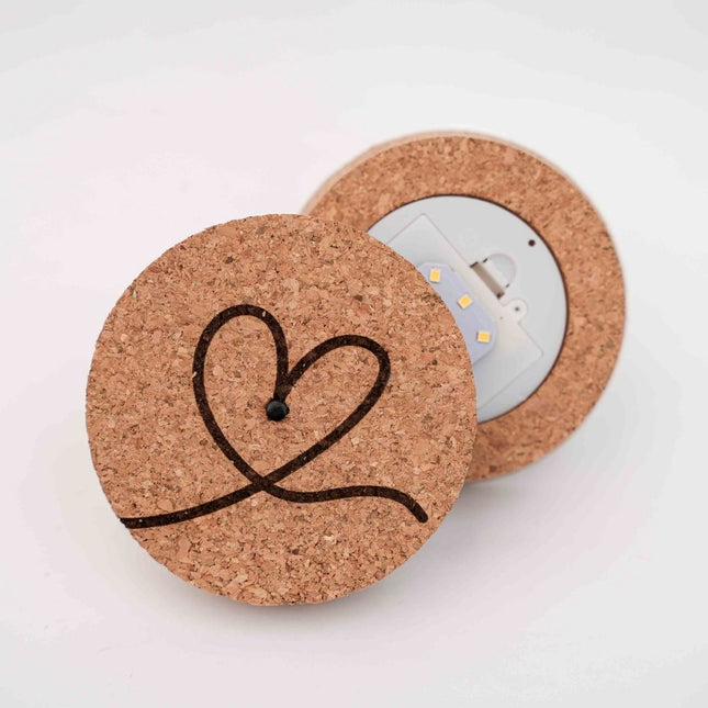 Gravierter LED-Korkdeckel - ‘LOVE’ - Herzsymbol - In 3 Größen